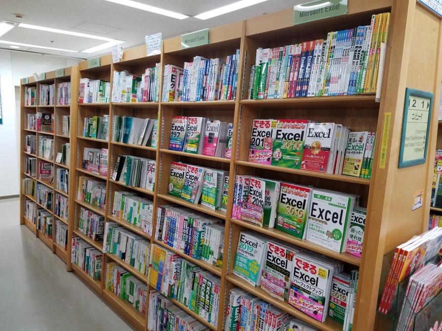 2019年11月/都内大手書店にて ~棚一面をExcel書籍が埋め尽くすの図~